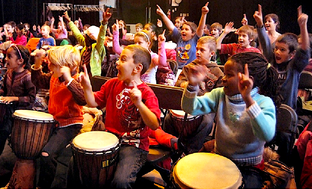 Élèves participant à un atelier musical SAMAJAM avec des djembés.