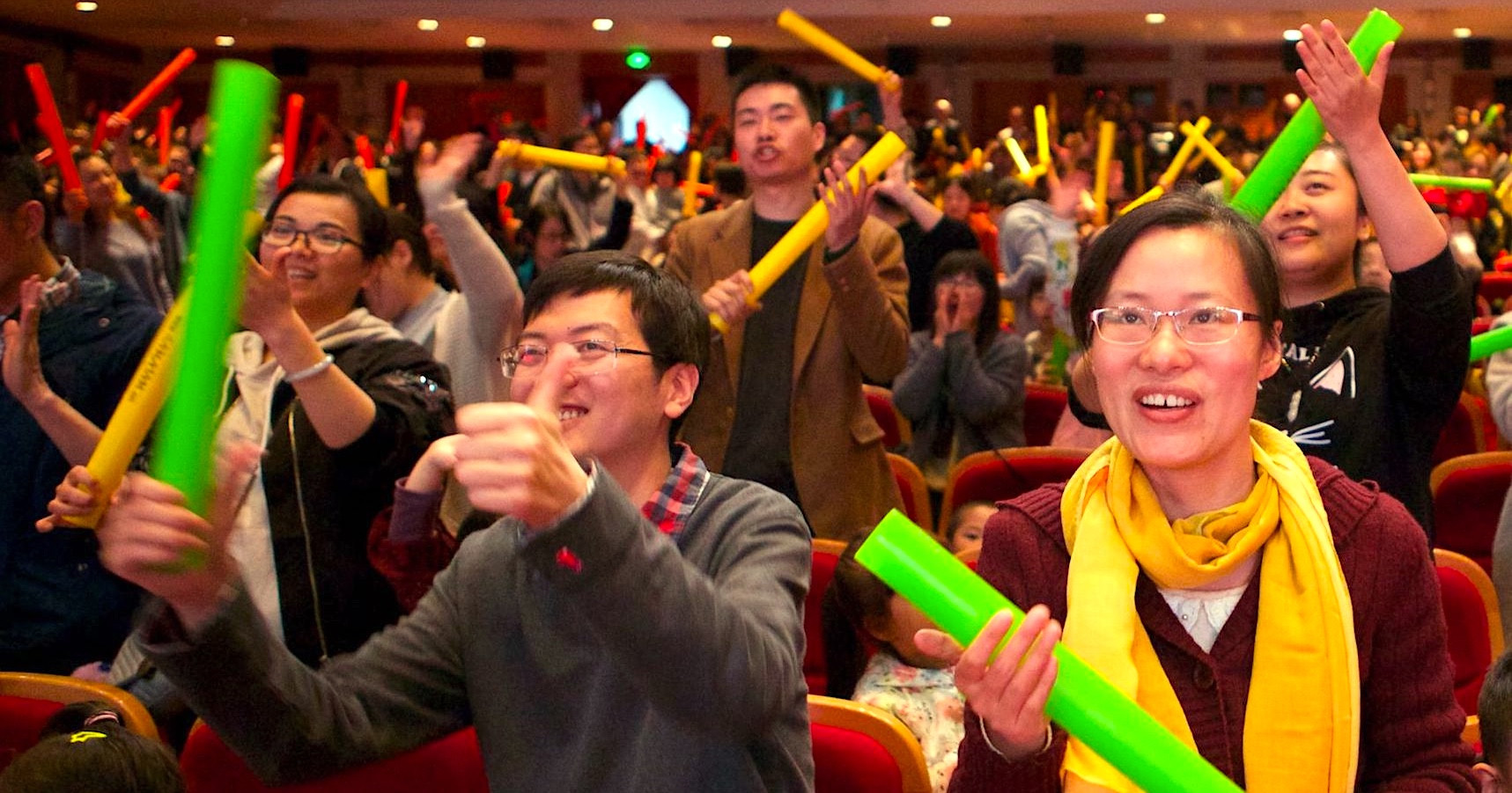 Public en Chine participant au spectacle SAMAJAM avec des tubes musicaux.