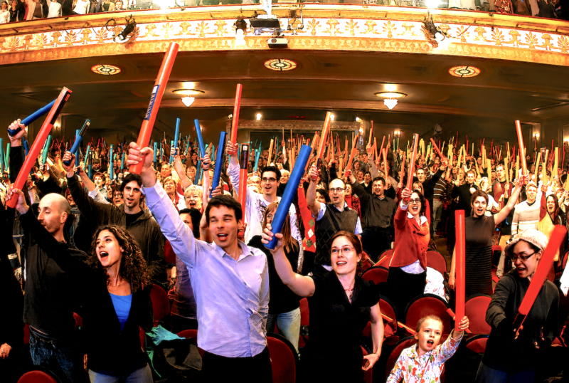 Le public joue des tubes musicaux SAMAJAM à la salle J.-Antonio-Thompson de Trois-Rivières, au Québec.
